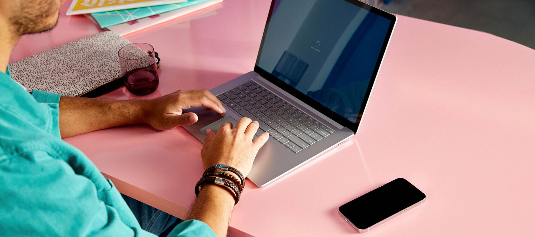 Ongeveer anderhalf jaar geleden lanceerde Microsoft in de VS de AI-tool Copilot. Logisch dat ze daar dus al heel veel met deze AI-tool gewerkt hebben. Van HR-manager tot engineer: iedereen bij Microsoft gebruikt Copilot. Deze slimme AI-assistent zit geïntegreerd in het Microsoft Office pakket. Het helpt je slimmer en productiever te werken. Copilot kan samenvattingen maken van vergaderingen, realtime aantekeningen maken tijdens een gesprek en nog veel meer. De Microsoft medewerkers uit de VS werken al anderhalf jaar met de tool. En met succes. Ben je benieuwd naar hun favoriete Copilot prompts? Vertellen ze je in dit artikel.